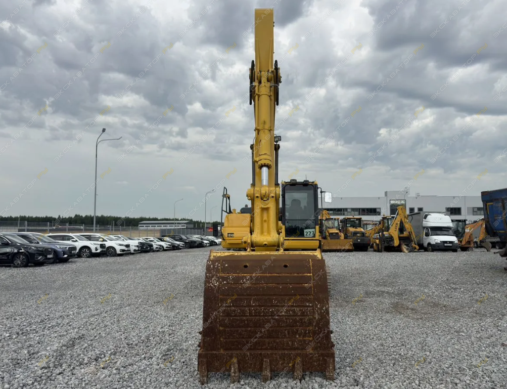 Komatsu PC220-8 [7]