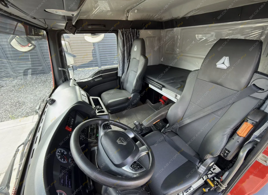 Sitrak C7H 8x4 [13]