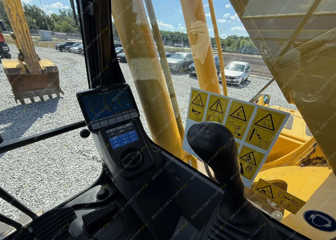 Komatsu PC220 [17]