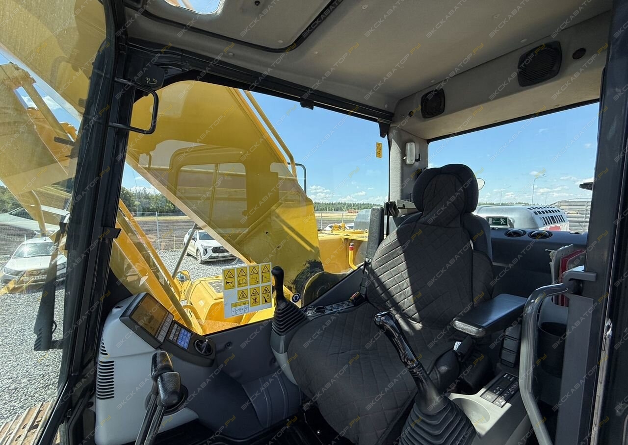 Komatsu PC220-8 [11]