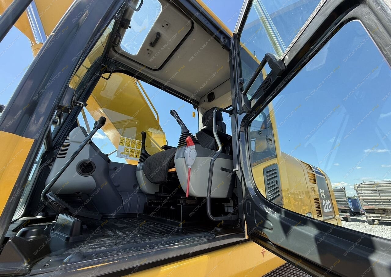 Komatsu PC220-8 [10]