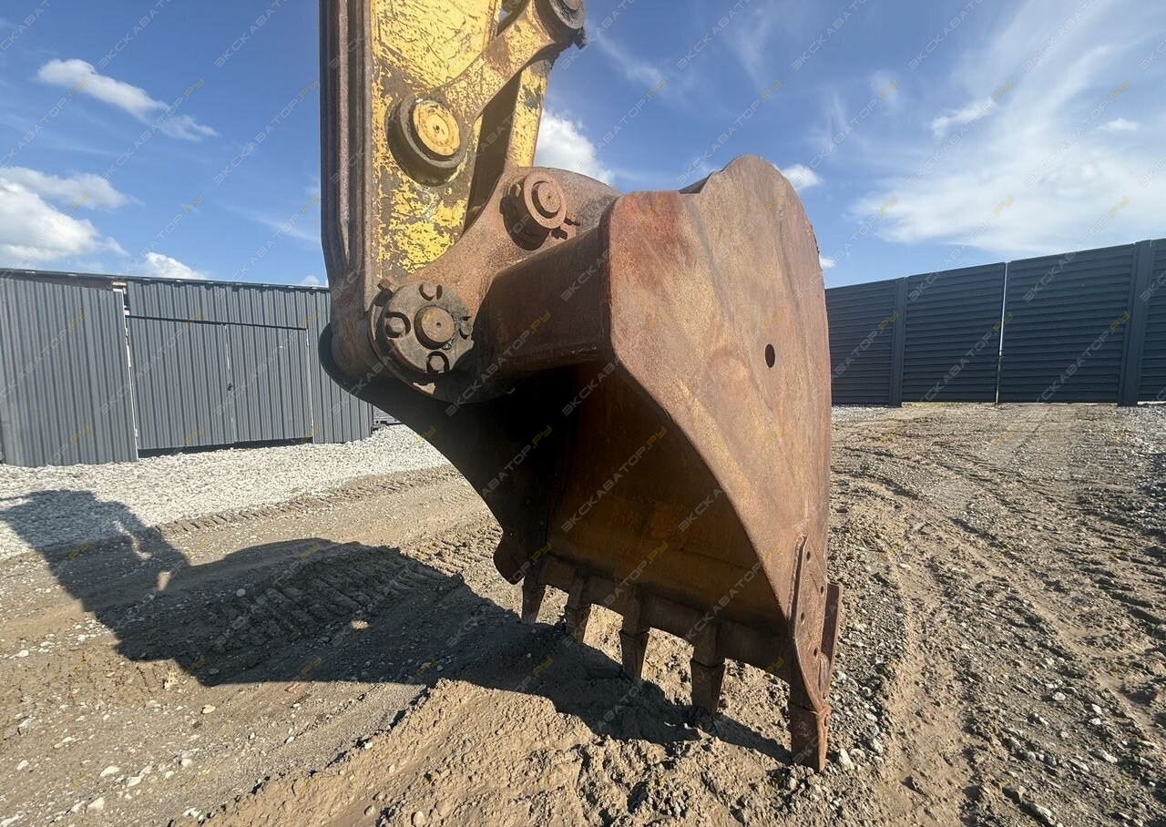 Komatsu PC220-8 [9]