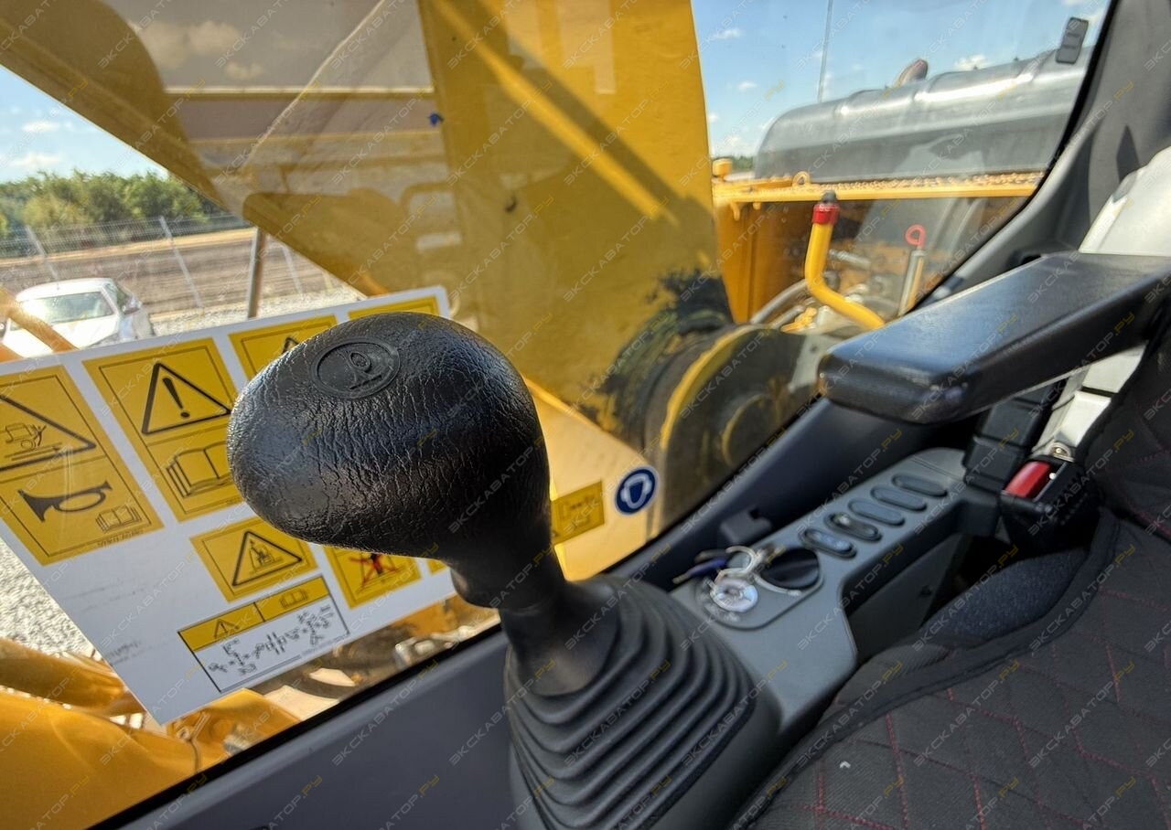 Komatsu PC220-8 [13]