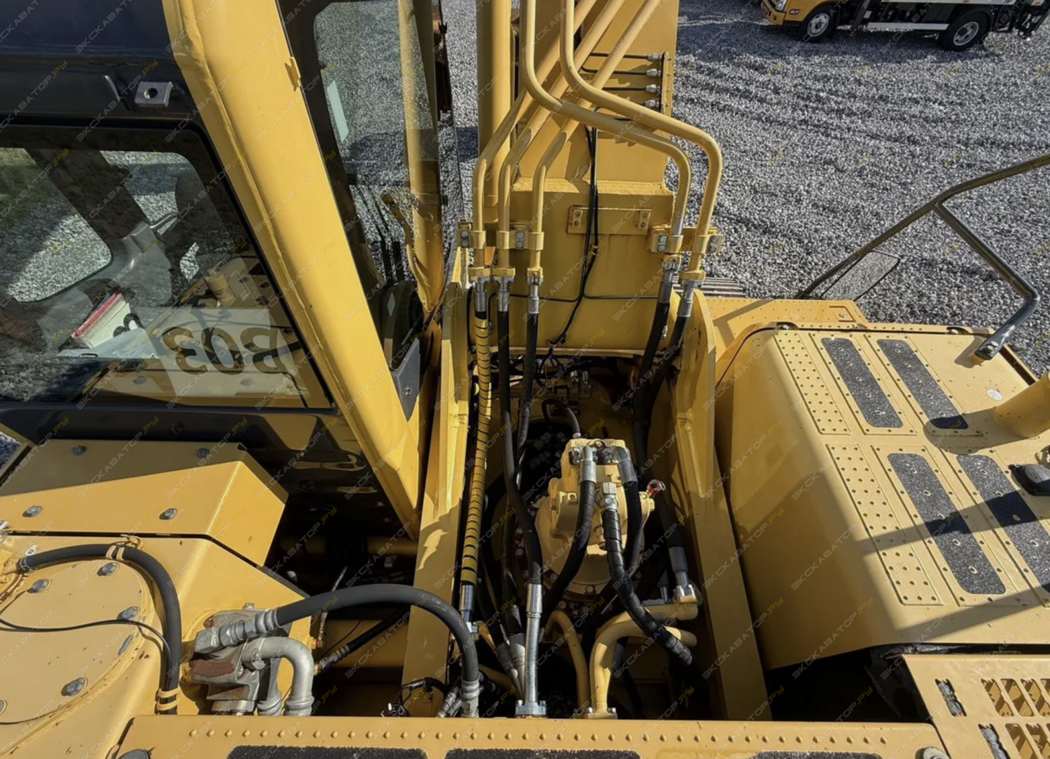 Komatsu PC300-8 [9]