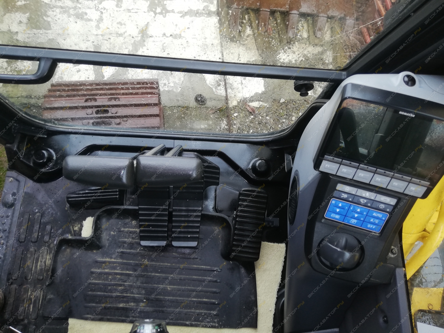 Komatsu PC200-8 [15]