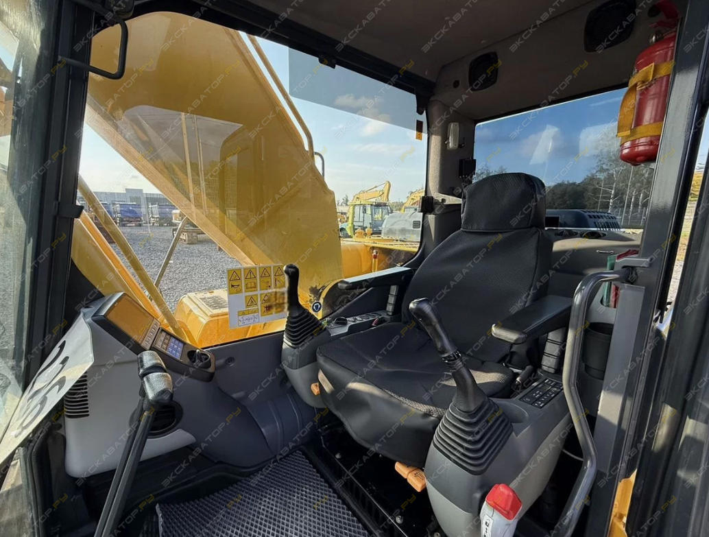 Komatsu PC220-8 [9]
