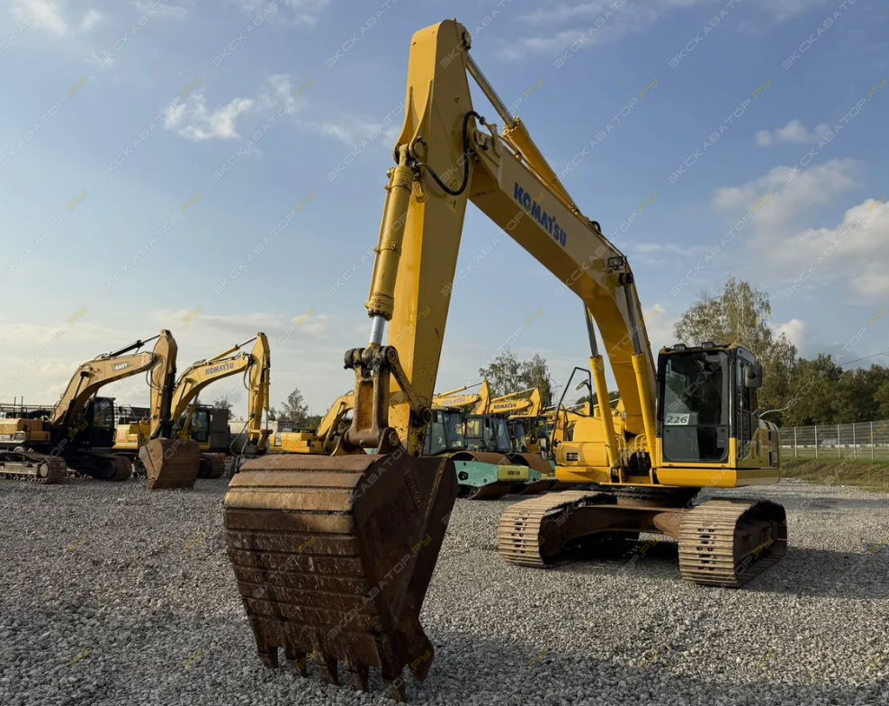 Komatsu PC220-8 [6]
