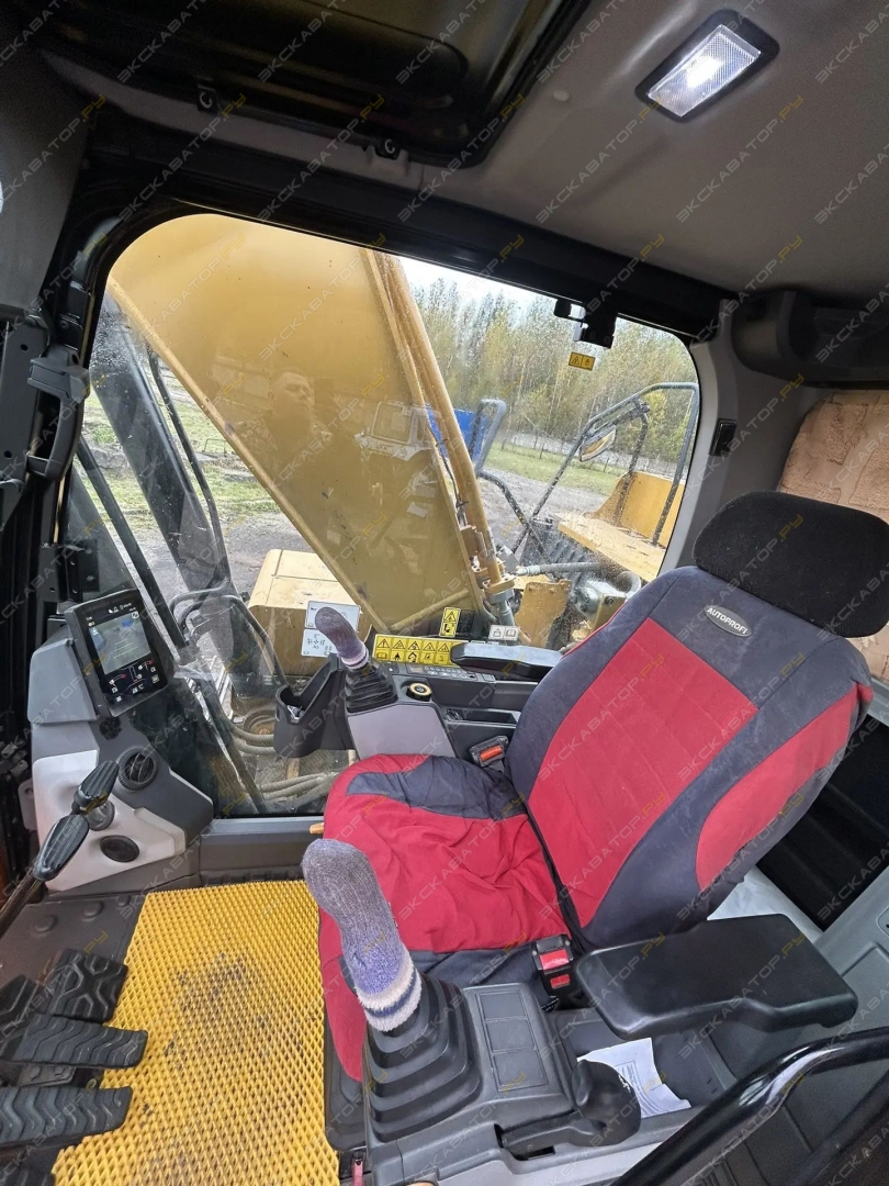 Caterpillar 330GC [9]