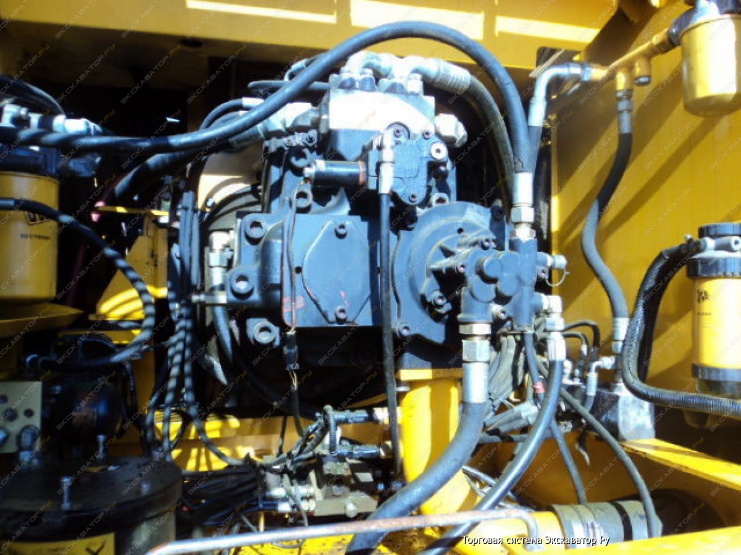 Гидромотор хода мксм 800. Как проверить уровень гидравлики на экскаваторе. Как проверить уровень гидравлики на экскаваторе. Проверка уровня гидравлики хитачи 180. Экскаватор катерпиллер 336.