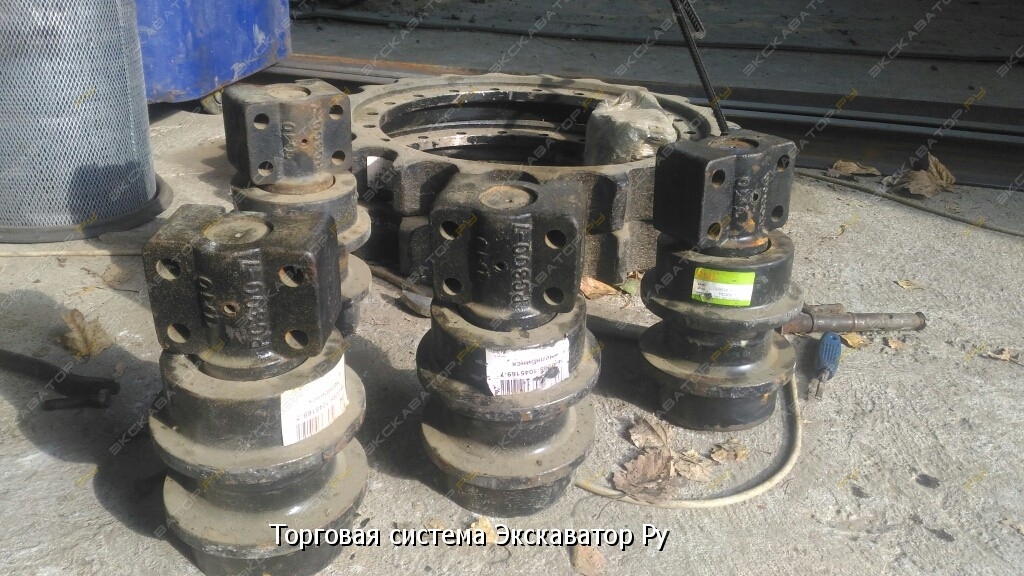 Замена поддерживающего. Комплект катков komatsu pc300-7. Кронштейн крепление поддерживающего ролика бульдозера. Ремонт катков экскаватора. Опорный каток на бульдозер т.