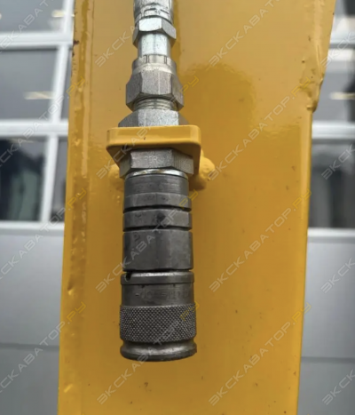 Komatsu PC16R-2HS [2]