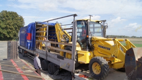 Komatsu WB93R5 загрузка