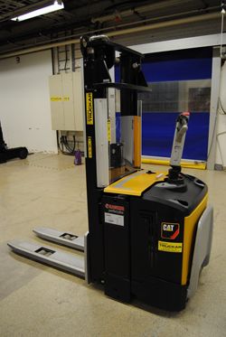 Самоходные штабелеры Caterpillar NSV12NS