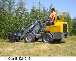 Мини-погрузчики фронтальные GiANT D242 S